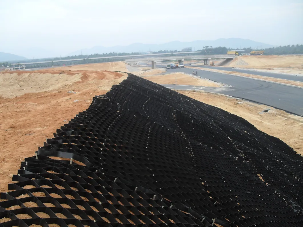 Gestructureerd met gaten HDPE Geocell Hoog Cellulair Opsluitingssysteem Honingraat HDPE Geocell voor Wegfundering Hellingbescherming Parkeerplaats Oprit Keermuur 8