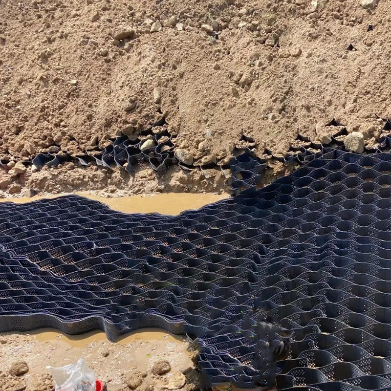 Gefabriceerd met gaten Hoog cellulair afsluitingssysteem Honingraat HDPE Geocell Voor weg Foundation Slopenbescherming Parkeerterrein Oprijlaan Behoudingsmuur