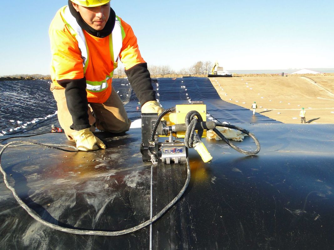 Duurzame HDPE geomembraan voering voor viskweek Waterdichte plastic vijvervoering voor aquacultuur tanks, vijvers en waterreservoirs