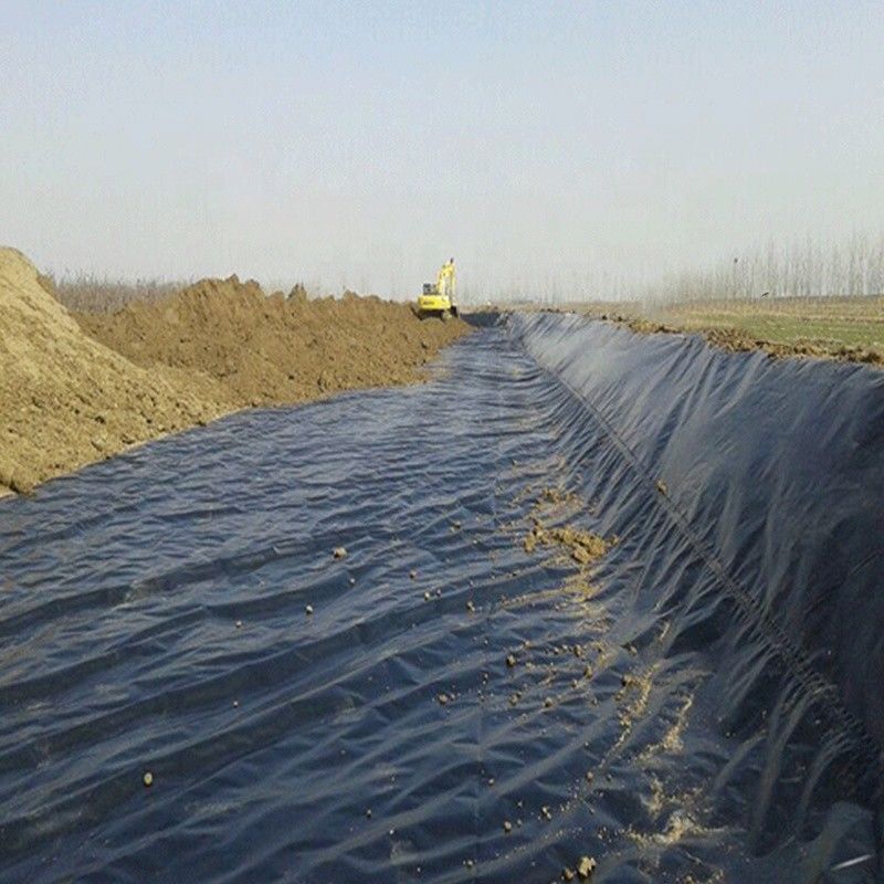 Geomembranen van hoogdicht polyethyleen (HDPE) Zwarte UV-bestendige voering Polyethyleen vijvervoering voor stortplaatsen 1,5 mm Dikte Geomembran 500N Treksterkte