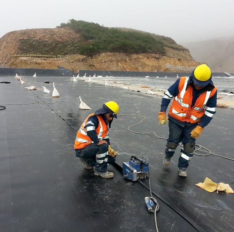 Geomembranen van hoogdicht polyethyleen (HDPE) Zwarte UV-bestendige voering Polyethyleen vijvervoering voor stortplaatsen 1,5 mm Dikte Geomembran 500N Treksterkte