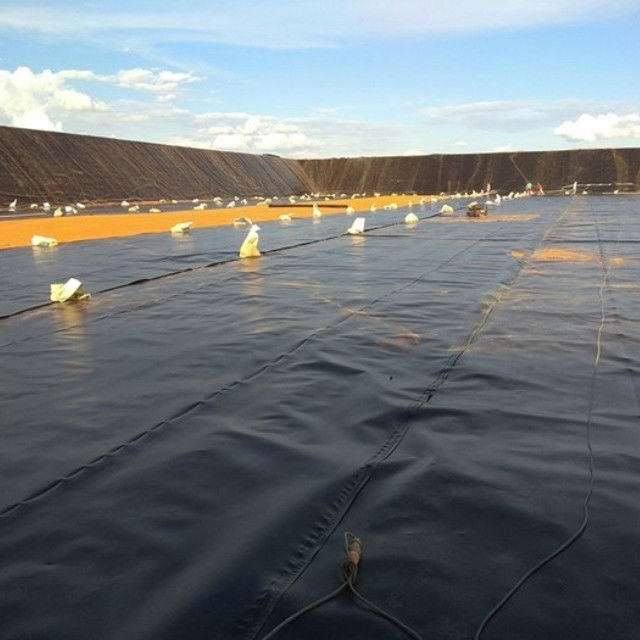 Geomembrane met hoge sterkte uit HDPE met een lange levensduur voor afvalwaterzuiveringsinstallaties Bio-energieprojecten en industriële wateropslagtanks