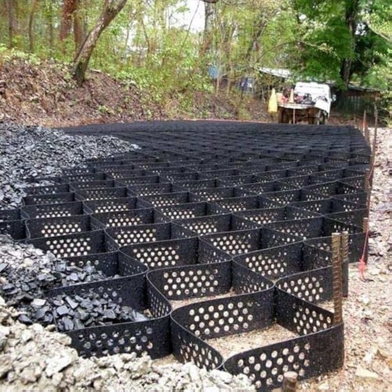 Gestructureerd met gaten HDPE Geocell Hoog Cellulair Opsluitingssysteem Honingraat HDPE Geocell voor Wegfundering Hellingbescherming Parkeerplaats Oprit Keermuur