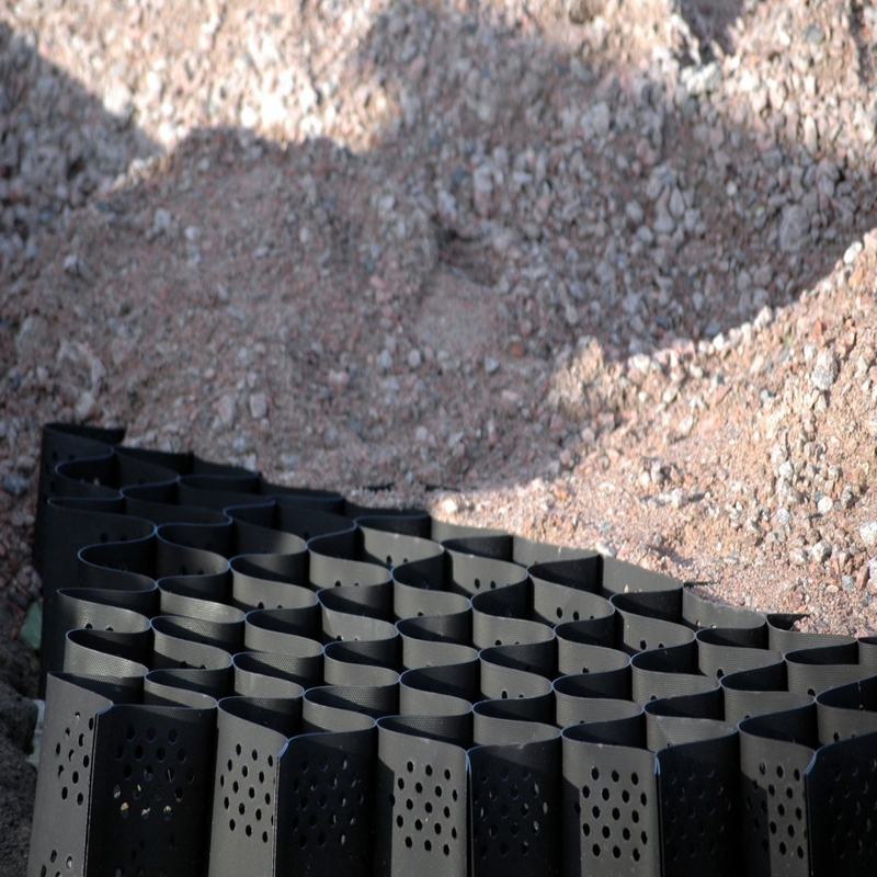 Gestructureerd met gaten HDPE Geocell Hoog Cellulair Opsluitingssysteem Honingraat HDPE Geocell voor Wegfundering Hellingbescherming Parkeerplaats Oprit Keermuur